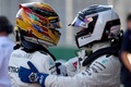 17F1第8戦、アゼルバイジャンGP予選後に健闘をたたえ合うメルセデスAMGのルイス・ハミルトン（左）とバルテリ・ボッタス（2017年6月24日撮影）。(c)AFP/ANDREJ ISAKOVIC