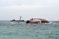ウクライナ南部クリミア（Crimea）半島西岸にあるドヌズラフ（Donuzlav）湖の黒海（Black Sea）に通じる出入り口部分に沈められたロシア艦艇（2014年3月8日撮影）。(c)AFP/KATHERINE HADDON