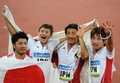北京五輪陸上・男子4x100メートルリレーで銅メダルを獲得し、日の丸を掲げて喜ぶ日本の（左から）末続慎吾、高平慎士、朝原宣治、塚原直貴（2008年8月22日撮影、資料写真）。(c)AFP/WILLIAM WEST