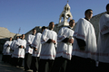 2007年12月24日、パレスチナ自治区ヨルダン川西岸（West Bank）のベツレヘム（Bethlehem）の生誕教会（Church of the Nativity）前で、行進するキリスト教の聖職者。(c)AFP/GALI TIBBON