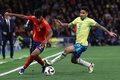 サッカー国際親善試合、スペイン対ブラジル。ドリブル突破を図るスペインのラミネ・ヤマル（左、2024年3月26日撮影）。(c)Pierre-Philippe MARCOU/ AFP