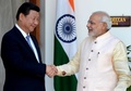 インド・ニューデリー（New Delhi）で握手するインドのナレンドラ・モディ（Narendra Modi）首相（右）と中国の習近平（Xi Jinping）国家主席（2014年9月18日撮影）。(c)AFP/RAVEENDRAN