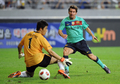スペイン1部リーグFCバルセロナ（FC Barcelona）は4日、韓国・ソウル（Seoul）で韓国のKリーグ・オールスターと親善試合を行い、途中出場したリオネル・メッシ（Lionel Messi）の2得点などで、5-2で勝利した。 写真はシュートするメッシ。（2010年8月4日撮影）(c)AFP/JUNG YEON-JE