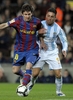 09-10スペイン1部リーグ第24節、FCバルセロナ（%%FC Barcelona%%）対マラガ（%%Malaga CF%%）。試合はバルセロナが2-1で勝利した。写真はマラガのダニエル・トリビオ（%%Daniel Toribio Gutierrez%%、右）のチェックを受けるFCバルセロナのリオネル・メッシ（%%Lionel Messi%%）。（2010年2月27日撮影）(c)AFP/LLUIS GENE