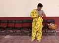 メキシコ・ゲレロ（Guerrero）州チラパ（Chilapa）で、恵みの雨と豊作を祈願する伝統のパレードにトラの衣装で参加する男性（2014年8月15日撮影）。(c)AFP/Pedro PARDO