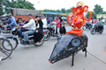 インド・ハイデラバード（Hyderabad）の路上を歩く、ネズミにまたがったヒンズー教の神ガネーシャ（Ganesh）のロボット（2012年9月18日撮影）。(c)AFP/Noah SEELAM