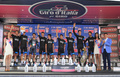 第96回ジロ・デ・イタリア（2013 Giro d&apos;Italia）、第2ステージ（イスキアからフォリーオ、17.4キロメートル、チームタイムトライアル）。ステージ優勝を果たし、表彰台で喜ぶスカイ（Sky Pro Cycling）の選手（2013年5月5日撮影）。(c)AFP/LUK BENIES