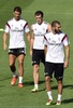 スペイン・スーパーカップ2014（Spanish Super Cup 2014）、アトレティコ・マドリード（Atletico Madrid）との第1戦を控え、バルデベバス（Valdebebas）のトレーニング施設で最終調整を行うレアル・マドリード（Real Madrid）の（左から）クリスティアーノ・ロナウド（Cristiano Ronaldo）、ギャレス・ベイル（Gareth Bale）、カリム・ベンゼマ（Karim Benzema、2014年8月18日撮影）。(c)AFP/GERARD JULIEN