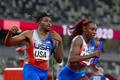 東京五輪、陸上混合4×400メートルリレー予選に臨む米国のエリジャ・ゴッドウィン（左）とリナ・アービー（2021年7月30日撮影）。(c)Javier SORIANO / AFP