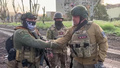 ウクライナ・バフムートで、ロシア民間軍事会社ワグネルの戦闘員と会話する創設者のエフゲニー・プリゴジン氏（右）。同氏の別会社コンコルドがテレグラムに投稿した動画より（2023年5月25日公開）。(c)AFP PHOTO / Telegram channel of Concord group