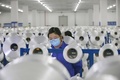 防護服用の素材を生産する中国・南通の繊維工場の様子（2020年2月3日撮影、資料写真）。(c)AFP