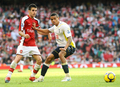 09-10イングランド・プレミアリーグ、アーセナル（%%Arsenal%%）対トッテナム・ホットスパー（%%Tottenham Hotspur%%）。試合はアーセナルが3-0でノースロンドンダービーを制した。写真はトッテナム・ホットスパーのジャーメイン・ジェナス（%%Jermaine Jenas%%）のマークを受けるアーセナルのセスク・ファブレガス（%%Cesc Fabregas%%）。（2009年10月31日撮影）(c)AFP/CARL DE SOUZA