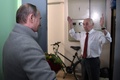 ロシアの首都モスクワ郊外で、旧ソ連・国家保安委員会（KGB）在籍時代の上司であるラーザリ・マトベーエフ氏（右）を訪ね、同氏の90歳の誕生日を祝うウラジーミル・プーチン大統領（2017年5月8日撮影）。(c)AFP/SPUTNIK/Alexey NIKOLSKY