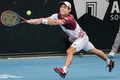 テニス、アデレード国際1、男子シングルス準々決勝。リターンを打つ西岡良仁（2023年1月6日撮影）。(c)Brenton EDWARDS / AFP