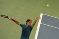 ドバイ・テニス選手権（Dubai Duty Free Tennis Championships 2014）、男子シングルス決勝。サーブを放つロジャー・フェデラー（Roger Federer、2014年3月1日撮影）。(c)AFP/KARIM SAHIB