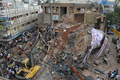 インド南部アンドラプラデシュ（Andhra Pradesh）州セクンデラバード（Secunderabad）で起きた2階建てホテル倒壊事故の現場（2013年7月8日撮影）。(c)AFP/Noah SEELAM