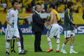 サッカーコンフェデレーションズカップ2013（Confederations Cup 2013）、グループA、ブラジル対日本。試合を終えた香川真司（Shinji Kagawa、中央右）をねぎらうアルベルト・ザッケローニ（Alberto Zaccheroni）監督（中央左、2013年6月15日撮影）。(c)AFP/YASUYOSHI CHIBA