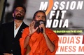 インドのヨガ指導者、ババ・ラームデーブ氏（右）。首都ニューデリーで（2018年6月4日撮影）。(c)Sajjad HUSSAIN / AFP