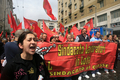 イタリア南部ナポリ（Naples）で、新内閣の初閣議にあわせ抗議デモを行い、シルビオ・ベルルスコーニ（Silvio Berlusconi）首相を批判する人たち（2008年5月21日撮影）。(c)AFP/FRANCESCO PISCHETOLA