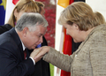 ドイツ・ベルリン（Berlin）の首相官邸で、アンゲラ・メルケル（Angela Merkel）独首相の手にキスをするポーランドのレフ・カチンスキ（Lech Kaczynski）大統領（2007年10月12日撮影）。(c)AFP/DDP/MARCUS BRANDT