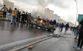 イランの首都テヘランで発生した反政府デモで、炎上する車の周りに集まるデモ隊（2019年11月16日撮影）。(c)AFP