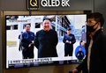 韓国・ソウルの鉄道駅で、北朝鮮の金正恩（キム・ジョンウン）朝鮮労働党委員長の写真を放映するテレビ（2020年5月2日撮影）。(c)Jung Yeon-je / AFP