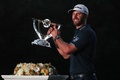 男子ゴルフ米国ツアー、フェデックス・カップ、プレーオフ初戦、ザ・ノーザントラスト最終日。優勝トロフィーを手にするダスティン・ジョンソン（2020年8月23日撮影）。(c)Maddie Meyer/Getty Images/AFP