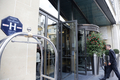 フランス・パリ（Paris）中心部にある米ホテルグループ「ヒルトン（Hilton）」傘下のホテル「ヒルトン凱旋門パリ（Hilton Arc de Triomphe Paris）」の正面玄関（2012年8月14日撮影）。(c)AFP/PIERRE VERDY