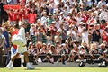  テニス、ウィンブルドン選手権、男子シングルス1回戦。コートに入場するロジャー・フェデラー（2018年7月2日撮影）。(c)AFP PHOTO / Glyn KIRK
