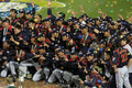 第2回ワールド・ベースボール・クラシック（%%2009 World Baseball Classic%%）決勝、韓国を延長10回5-3で下し、大会連覇を果たして記念撮影をする日本の選手やスタッフ。（2009年3月23日撮影）(c)AFP/Getty Images/Stephen Dunn