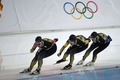 ソチ冬季五輪、スピードスケート女子チームパシュート3位決定戦に臨む日本の（左から）押切美沙紀（Misaki Oshigiri）、田畑真紀（Maki Tabata）、高木菜那（Nana Takagi、2014年2月22日撮影）。(c)AFP/DAMIEN MEYER