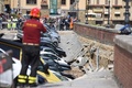 イタリア・フィレンツェで、アルノ川に沿って土手が陥没し、損傷した自動車（2016年5月25日撮影）。(c)AFP/CLAUDIO GIOVANNINI