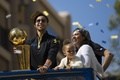 14-15NBAファイナル制覇を飾り、本拠地オークランドで家族と優勝パレードに参加したゴールデンステイト・ウォリアーズのステフェン・カリー（2015年6月19日撮影）。(c)AFP/Getty Images/Stephen Lam