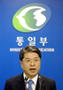 2007年9月20日、韓国ソウル（Seoul）の政府合同庁舎で週1回の定例会見に臨む李在禎（イ・ジェジョン、Lee Jae-Joung）統一相。(c)AFP/JUNG YEON-JE