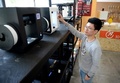 27日、３Ｄプリンターを操作する宋少峰さん。（2018年4月27日撮影）。(c)Xinhua News