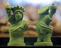 　スペイン・カタルーニャ（Catalonia）地方で、今年もクリスマス恒例の排便人形「カガネル（Caganer、「排便」の意）がお目見えした。カタルーニャでは、クリスマスシーズンになると有名人が排泄する姿を模した陶器の人形を自宅内に隠し、招待客に探させるのが恒例行事となっている。18世紀から続く風習で、カガネルは翌年の豊穣（ほうじょう）、希望、繁栄の象徴とされている。

　写真は、バルセロナ（Barcelona）のクリスマス市に登場した、自由の女神（Statue of Liberty）のカガネル（2009年12月21日撮影）。(c)AFP/LLUIS GENE