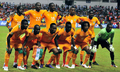 サッカー2012アフリカネイションズカップ（2012 Africa Cup of Nations）は8日、準決勝の2試合が行われ、コートジボワールは1-0でマリを下し、決勝に進出した。

試合前の写真撮影に臨むコートジボワールの選手（2012年2月8日撮影）。(c)AFP/ISSOUF SANOGO