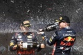23F1第13戦ベルギーGP決勝。表彰式でシャンパンを振るレッドブルのセルヒオ・ペレス（左）とマックス・フェルスタッペン（2023年7月30日撮影）。(c)KENZO TRIBOUILLARD/ AFP