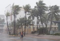 米フロリダ州マイアミビーチで、ハリケーン「イルマ」に伴う風と雨の中、通りを歩く人たち（2017年9月9日撮影）。(c)AFP/SAUL LOEB