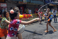 タイの首都バンコク（Bangkok）で12日、翌日から始まるタイ正月ソンクラーン（Songkran）を前に、通行人らが互いに水を掛け合って新年を祝う水掛け祭り「ソンクラーン・フェスティバル（Songkran Festival）」が開催された。

写真は、旅行者でにぎわうカオサン（Khao San）通りで、水を掛け合う地元の少女ら（2012年4月12日撮影）。(c)AFP/PORNCHAI KITTIWONGSAKUL