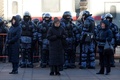ロシア・モスクワ中心部で、ウクライナ侵攻に対する抗議デモを警戒する警察官ら（2022年3月13日撮影）。(c)AFP