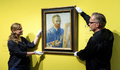 再開を控えたオランダ・アムステルダム（Amsterdam）のゴッホ美術館（Van Gogh Museum）で、ビンセント・ファン・ゴッホ（Vincent van Gogh）作の自画像を壁に掛ける同館の職員（2013年5月1日撮影）。(c)AFP/ANP/KOEN VAN WEEL