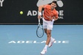 テニス、アデレード国際1、男子シングルス2回戦。サーブを打つノバク・ジョコビッチ（2023年1月5日撮影）。(c)Brenton EDWARDS / AFP