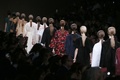 フランス・パリ市内で発表された「ヴァレンティノ（VALENTINO）」14年春夏コレクション（2013年10月1日撮影）。(c)AFP/PATRICK KOVARIK