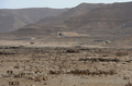 リビア・ワダン（Waddan）郊外の山地に造られた化学兵器保管庫（奥）と、保管されていた武器。ラワガ（Rawaga）谷では150か所の保管庫が確認され、うち2～3か所にマスタードガスが貯蔵されていたという（2011年11月1日撮影）。(c)AFP/PHILIPPE DESMAZES 

&lt;a href=&quot;http://www.afpbb.com/article/war-unrest/2838696/8018318&quot;&gt;&lt;b&gt;【記事を読む】&lt;/b&gt;&lt;/a&gt;