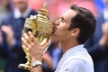 テニス、ウィンブルドン選手権、男子シングルス決勝。トロフィーにキスするロジャー・フェデラー（2017年7月16日撮影）。(c)AFP/Glyn KIRK
