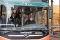 イランの首都テヘランで、マスクを着けて運転するバスの運転手（2020年2月24日撮影）。(c)ATTA KENARE / AFP