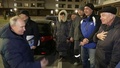 ウクライナ東部マリウポリの新興住宅地を訪問し、人々と話すロシアのウラジーミル・プーチン大統領（左端）。ロシア大統領府が公開した映像より（2023年3月19日公開）。(c)AFP PHOTO / HANDOUT / RUSSIAN PRESIDENTIAL PRESS OFFICE 