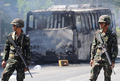 タイの首都バンコク（Bangkok）で、タイ軍とタクシン・シナワット（Thaksin Shinawatra）元首相派のデモ隊の衝突中にデモ隊が炎上させたバス（2009年4月13日撮影）。(c)AFP/PORNCHAI KITTIWONGSAKUL