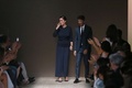 フランス・パリ市内で発表された「ヴァレンティノ（VALENTINO）」14年春夏コレクションのフィナーレに登場したデザイナーのマリア・グラツィア・キウリ（Maria Grazia Chiuri、左）とピエールパオロ・ピッチョーリ（Pierpaolo Piccioli、2013年10月1日撮影）。(c)AFP/PATRICK KOVARIK